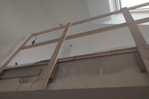 Ein Geländer auf einer Baustelle